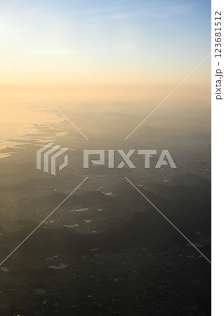 飛行機から見る風景 飛行機から見る風景 123681512