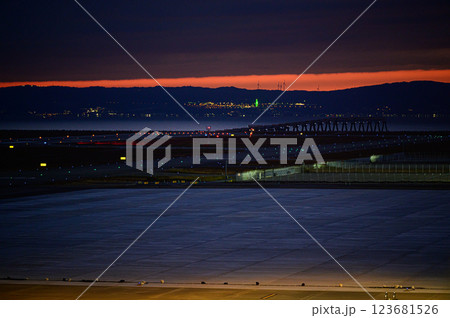 夕暮れの空港　神戸空港 123681526