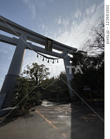 青空に映える本堂、讃岐國一宮、田村神社 123681602