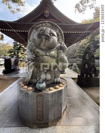 青空に映える本堂、讃岐國一宮、田村神社 123681605