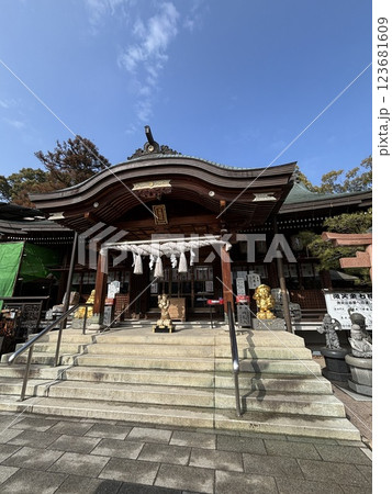 青空に映える本堂、讃岐國一宮、田村神社 123681609