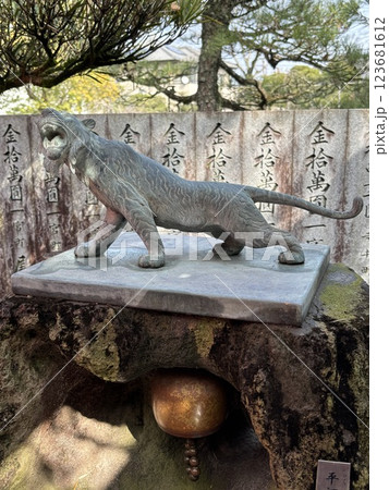 青空に映える本堂、讃岐國一宮、田村神社 123681612