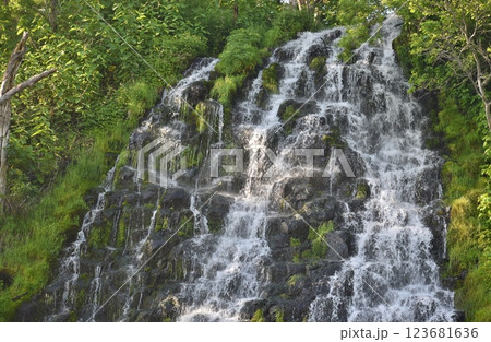 迫力満点のオシンコシンの滝 123681636