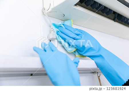 エアコン掃除する手元 cleaning エアコン掃除する手元 cleaning 123681924