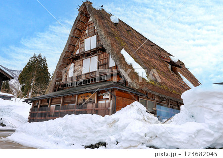 雪の積もった茅葺き屋根 123682045