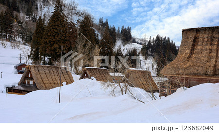 雪の積もったかやぶきの里(16:9) 雪の積もったかやぶきの里(16:9) 123682049