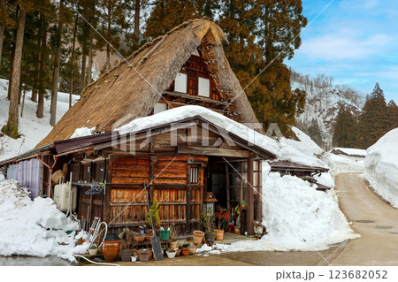 雪の積もった合掌造り古民家 123682052