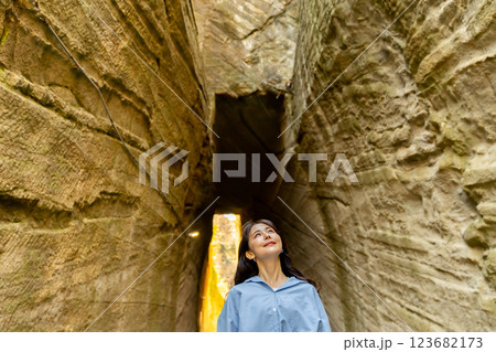 燈籠坂大師の切通しトンネルを旅行する女性 燈籠坂大師の切通しトンネルを旅行する女性 123682173
