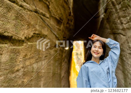 燈籠坂大師の切通しトンネルを旅行する女性 燈籠坂大師の切通しトンネルを旅行する女性 123682177