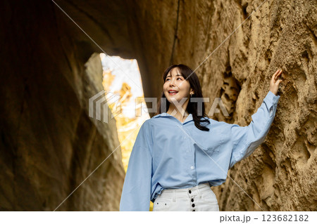 燈籠坂大師の切通しトンネルを旅行する女性 燈籠坂大師の切通しトンネルを旅行する女性 123682182