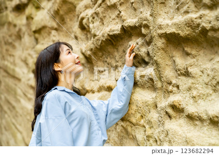 燈籠坂大師の切通しトンネルを旅行する女性 燈籠坂大師の切通しトンネルを旅行する女性 123682294