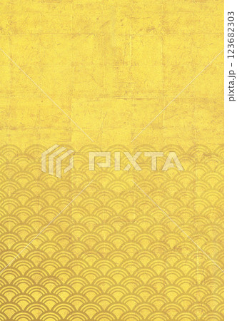 金色の和紙と青海波模様 123682303