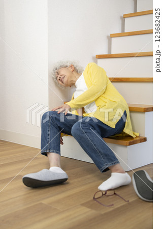 自宅の階段で転倒したシニア女性 123682425