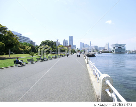 横浜港の山下公園 123682472