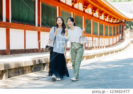 奈良を旅行する女性達 奈良を旅行する女性達 123682477