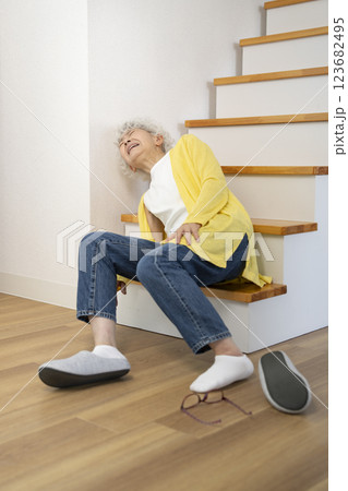 自宅の階段で転倒したシニア女性 自宅の階段で転倒したシニア女性 123682495