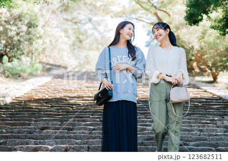 奈良を観光する女性達 奈良を観光する女性達 123682511