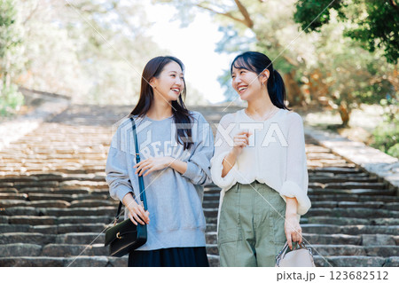 奈良を観光する女性達 123682512