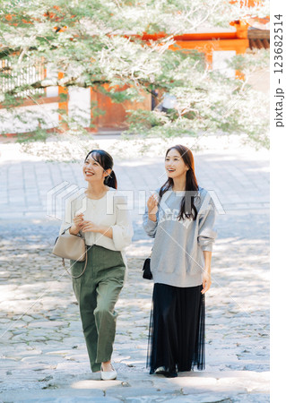 奈良を観光する女性達 奈良を観光する女性達 123682514