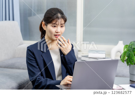困る 驚く 悩むノートパソコン ビジネス女性ポートレート 困る 驚く 悩むノートパソコン ビジネス女性ポートレート 123682577