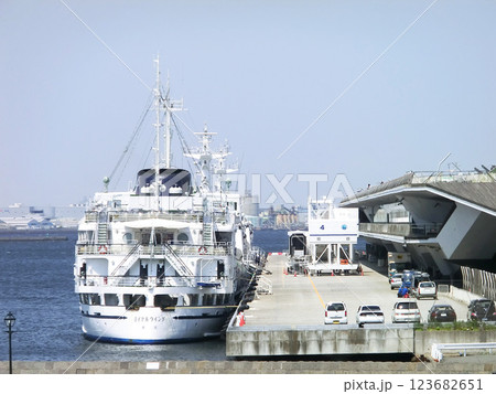 横浜港の大桟橋（旅客船ターミナル：神奈川県横浜市） 123682651