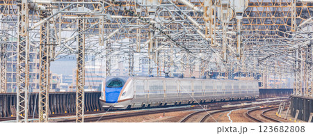 「埼玉県」大宮駅に入る上越新幹線・北陸新幹線 123682808