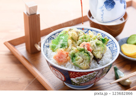 春の食材 ふきのとうの天丼 123682866