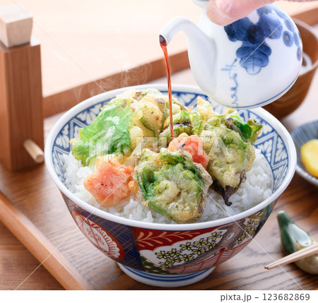 春の食材 ふきのとうの天丼 春の食材 ふきのとうの天丼 123682869