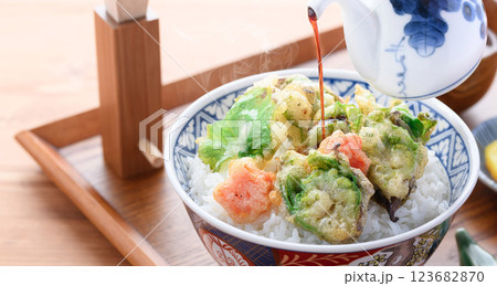 春の食材 ふきのとうの天丼 123682870