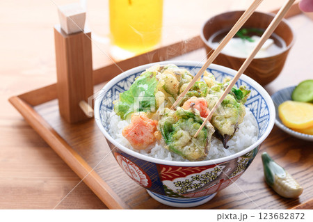 春の食材 ふきのとうの天丼 123682872