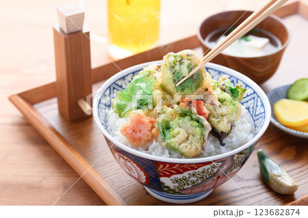 春の食材 ふきのとうの天丼 123682874