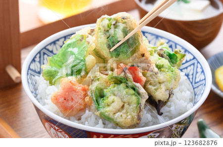 春の食材 ふきのとうの天丼 123682876