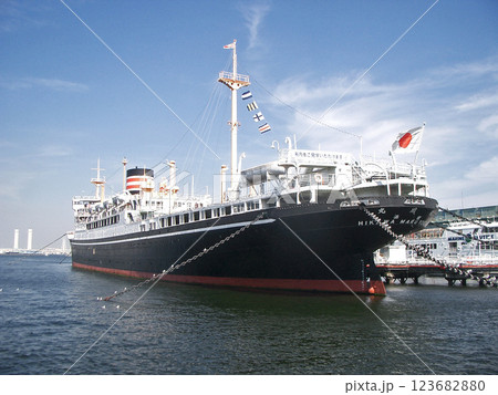 横浜港の氷川丸（神奈川県横浜市） 123682880