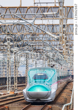 「埼玉県」大宮駅に入る東北新幹線・はやぶさ 123682887