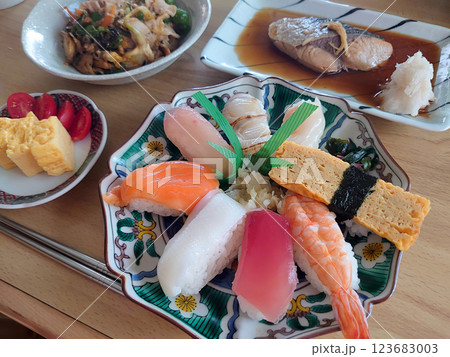 "Omakase" sushi on a plate,海鮮江戸前にぎり寿司のおまかせプレートセット "Omakase" sushi on a plate,海鮮江戸前にぎり寿司のおまかせプレートセット 123683003