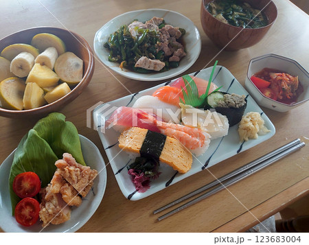"Omakase" sushi on a plate,海鮮江戸前にぎり寿司のおまかせプレートセット "Omakase" sushi on a plate,海鮮江戸前にぎり寿司のおまかせプレートセット 123683004