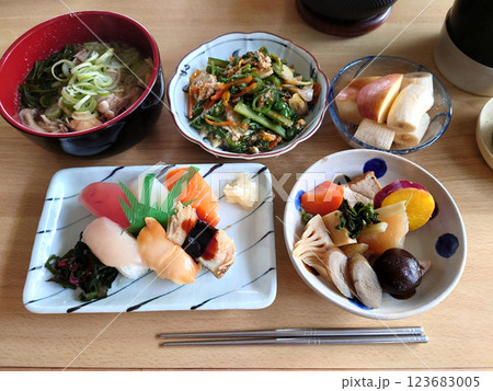 "Omakase" sushi on a plate，海鮮江戸前にぎり寿司のおまかせプレートセット 123683005