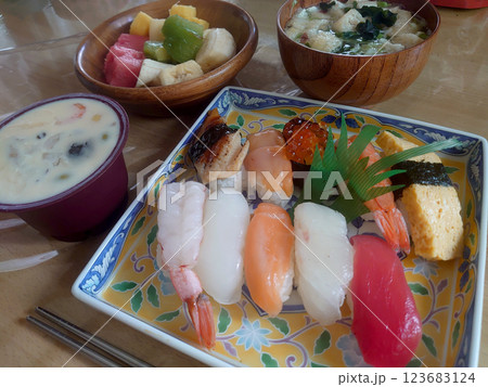 "Omakase" sushi on a plate，海鮮江戸前にぎり寿司のおまかせプレートセット 123683124