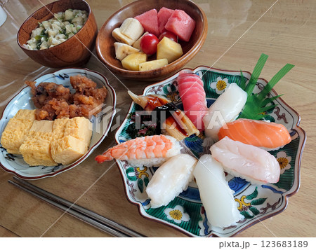 "Omakase" sushi on a plate,海鮮江戸前にぎり寿司のおまかせプレートセット "Omakase" sushi on a plate,海鮮江戸前にぎり寿司のおまかせプレートセット 123683189