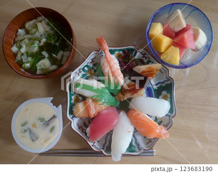 "Omakase" sushi on a plate,海鮮江戸前にぎり寿司のおまかせプレートセット "Omakase" sushi on a plate,海鮮江戸前にぎり寿司のおまかせプレートセット 123683190