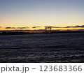 夕暮れに浮かぶ鳥居 123683366