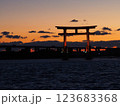 海に浮かぶ鳥居 123683368