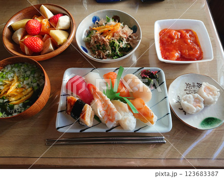 "Omakase" sushi on a plate，海鮮江戸前にぎり寿司のおまかせプレートセット 123683387