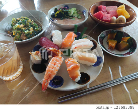 "Omakase" sushi on a plate，海鮮江戸前にぎり寿司のおまかせプレートセット 123683389