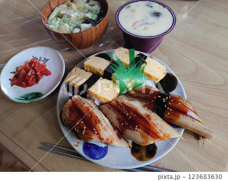 Sushi on a plate(grilled sea eels),焼きあなごと卵焼きの握り寿司 Sushi on a plate(grilled sea eels),焼きあなごと卵焼きの握り寿司 123683630