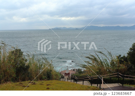 日本本土最西端 神崎鼻沖に浮かぶ上枯木島と下枯木島(奥に平戸島) 日本本土最西端 神崎鼻沖に浮かぶ上枯木島と下枯木島(奥に平戸島) 123683667