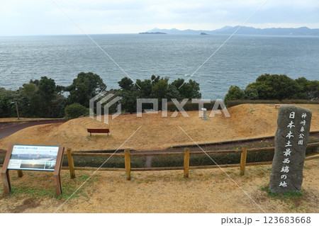 日本本土最西端 神崎鼻沖に浮かぶ上枯木島と下枯木島（奥に平戸島） 123683668