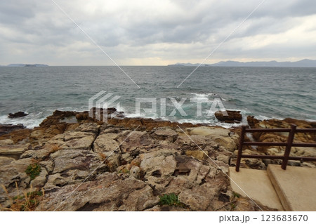 日本本土最西端 神崎鼻先端部沖に浮かぶ上枯木島と下枯木島(奥に平戸島) 日本本土最西端 神崎鼻先端部沖に浮かぶ上枯木島と下枯木島(奥に平戸島) 123683670