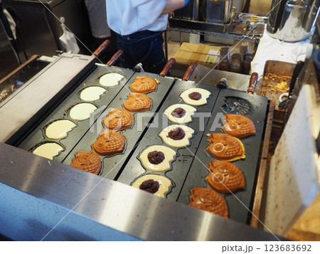 香ばしく焼き上がるたい焼き・日本の伝統スイーツ 123683692