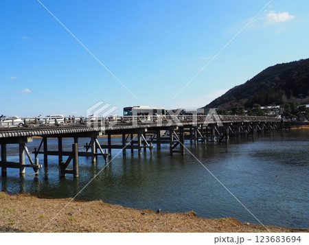 京都の歴史ある橋と流れる川の風景 京都の歴史ある橋と流れる川の風景 123683694